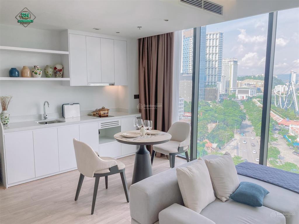 Cần bán căn hộ cao cấp mặt đường bãi cháy nằm ngay phố đi bộ cách biển 100m . giá 2tỷ4