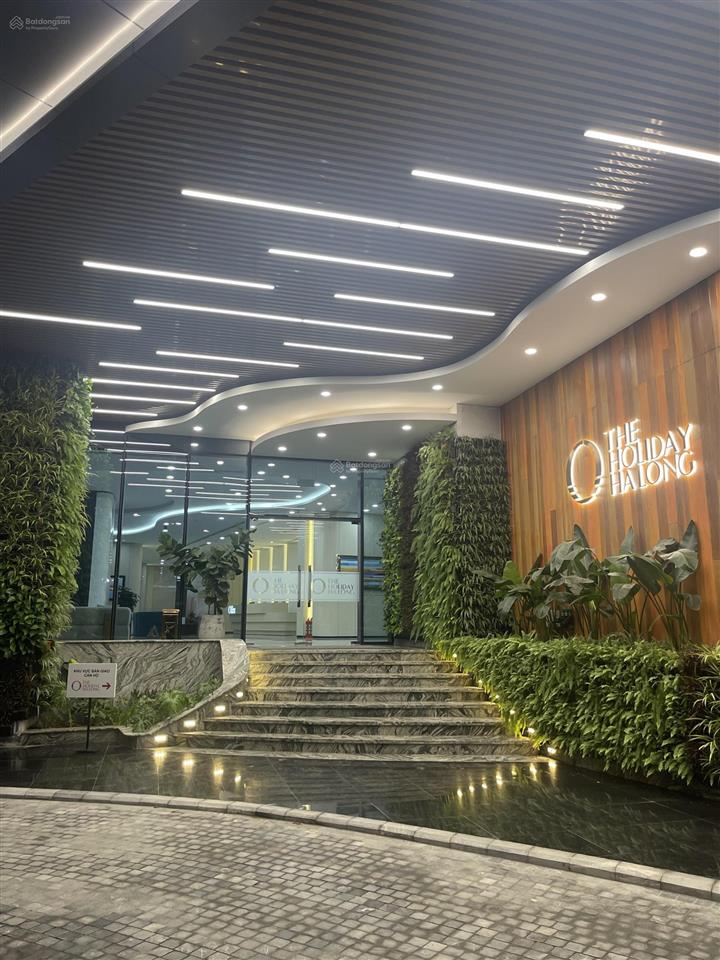 Giá cắt lỗ 2 tỷ4 căn hộ view biển the holiday hạ long nằm giữa trung tâm du lịch bãi cháy.