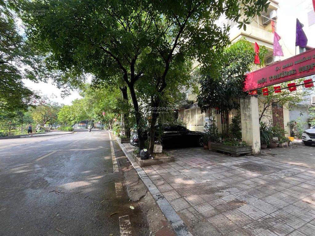 Chỉ 6 tỷ!! bán nhà ngay cổng làng văn la  văn phú 35m2 ô tô gần