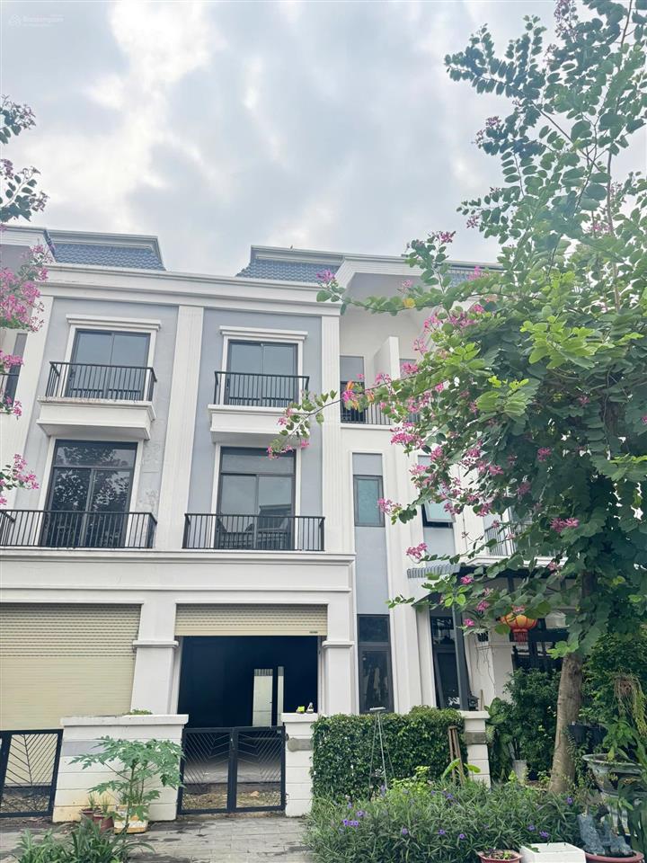 Cđt thanh lý duy nhất 1 căn nhà phố ven sông vàm cỏ giá cực rẻ view công viên tại solar city