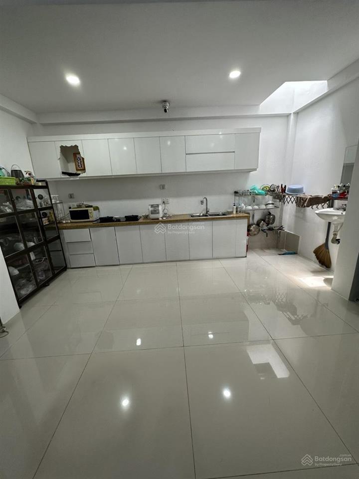 Mặt tiền lê thị riêng ngang ubnd q12 cũ 5x18m hoàn công 4 tầng + 8m vỉa hè