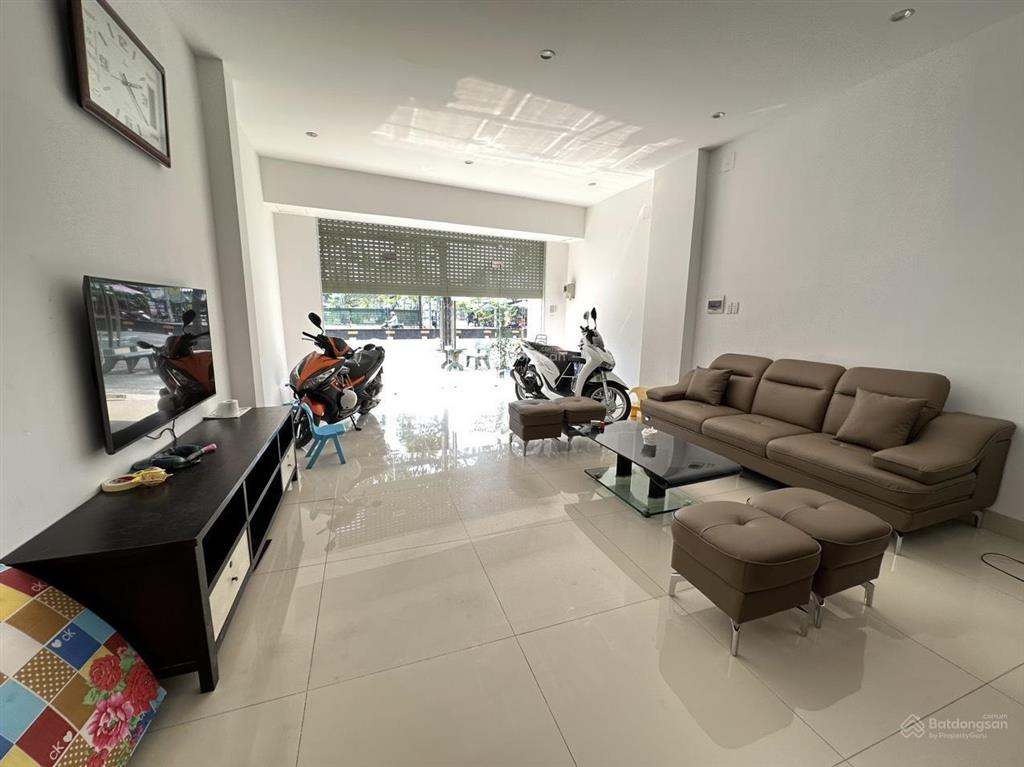 Mặt tiền lê thị riêng ngang ubnd q12 cũ 5x18m hoàn công 4 tầng + 8m vỉa hè