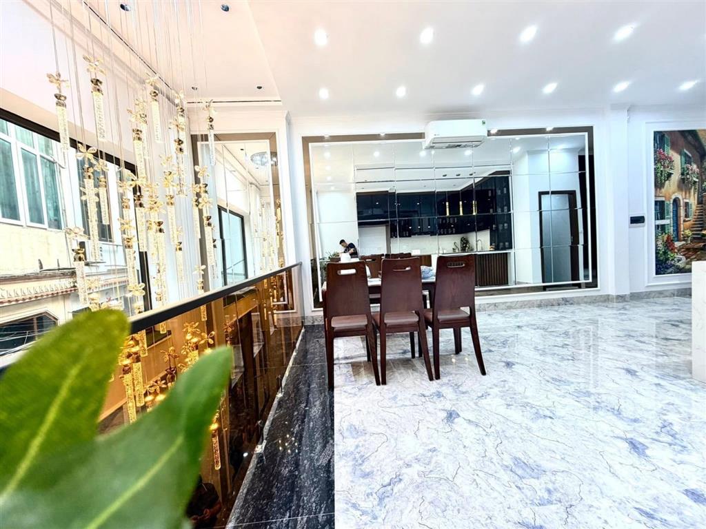 Cực hiếm! cần bán nhà phố trần quốc hoàn,vỉa hè đá bóng,kinh doanh đỉnh,60m2x6t,dân xây,giá 44 tỷ
