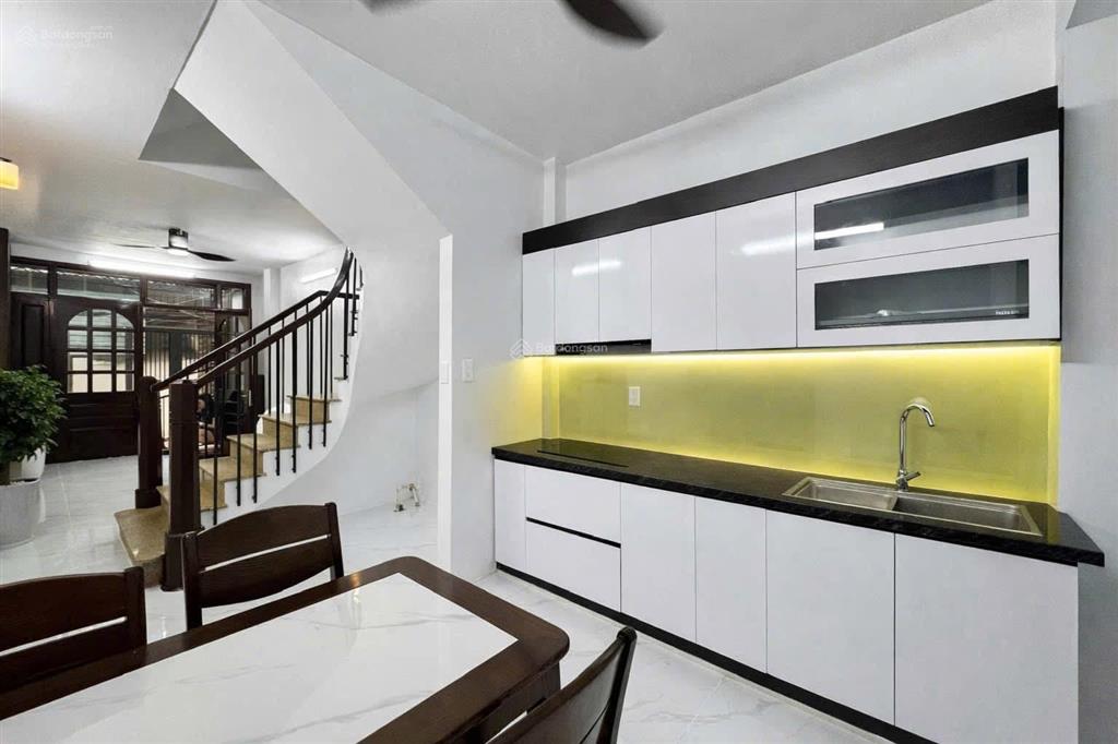 Chủ cần bán nhà phân lô ô tô phố nghĩa tân, 50m2x4t, ngõ thông nông, gần phố, giá chỉ 17.5 tỷ