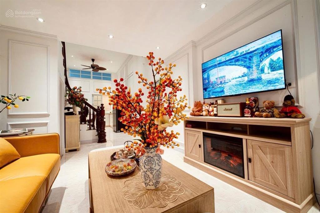 Siêu phẩm! nhà phân lô ô tô vào nhà trần quốc hoàn, 60m2x5t, full nt, ngõ thông, giá 23.9 tỷ
