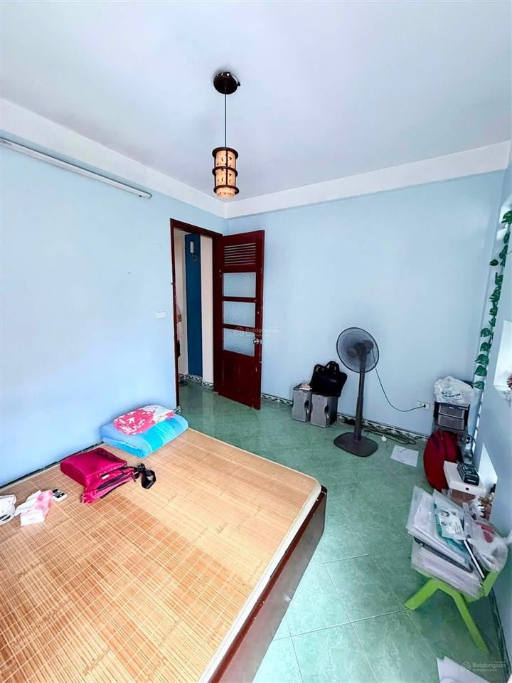 Giảm 1 tỷ chỉ còn 8x tỷ. nhà cầu giấy dt 40m2  4 tầng  mt 4m. lô góc 2 mặt ngõ ba gác, gần phố cg