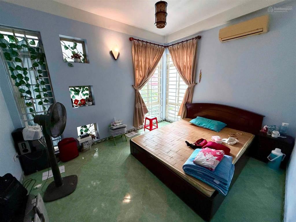 Giảm 1 tỷ chỉ còn 8x tỷ. nhà cầu giấy dt 40m2  4 tầng  mt 4m. lô góc 2 mặt ngõ ba gác, gần phố cg