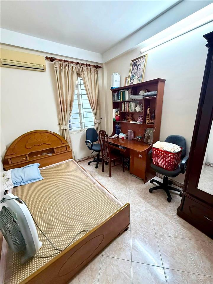 Giảm 1 tỷ chỉ còn 8x tỷ. nhà cầu giấy dt 40m2  4 tầng  mt 4m. lô góc 2 mặt ngõ ba gác, gần phố cg