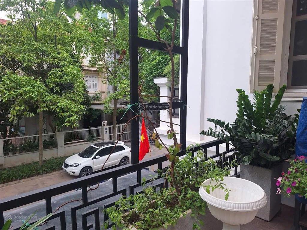 Chủ cần bán biệt thự ciputra. hạ chào giá tốt. dt 180m2x3t, mặt tiền 9m. ô tô vỉa hè, giá 386tr/m2