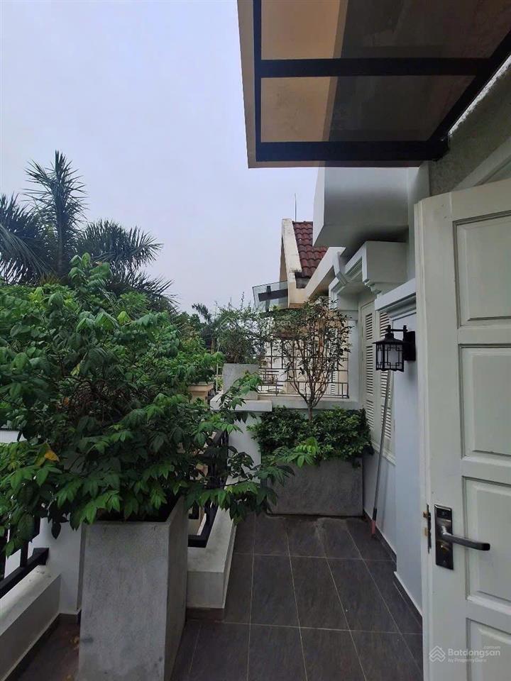 Chủ cần bán biệt thự ciputra. hạ chào giá tốt. dt 180m2x3t, mặt tiền 9m. ô tô vỉa hè, giá 386tr/m2