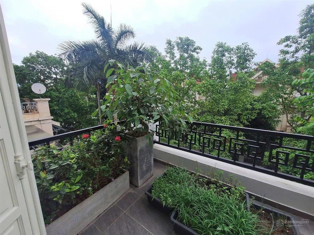 Chủ cần bán biệt thự ciputra. hạ chào giá tốt. dt 180m2x3t, mặt tiền 9m. ô tô vỉa hè, giá 386tr/m2