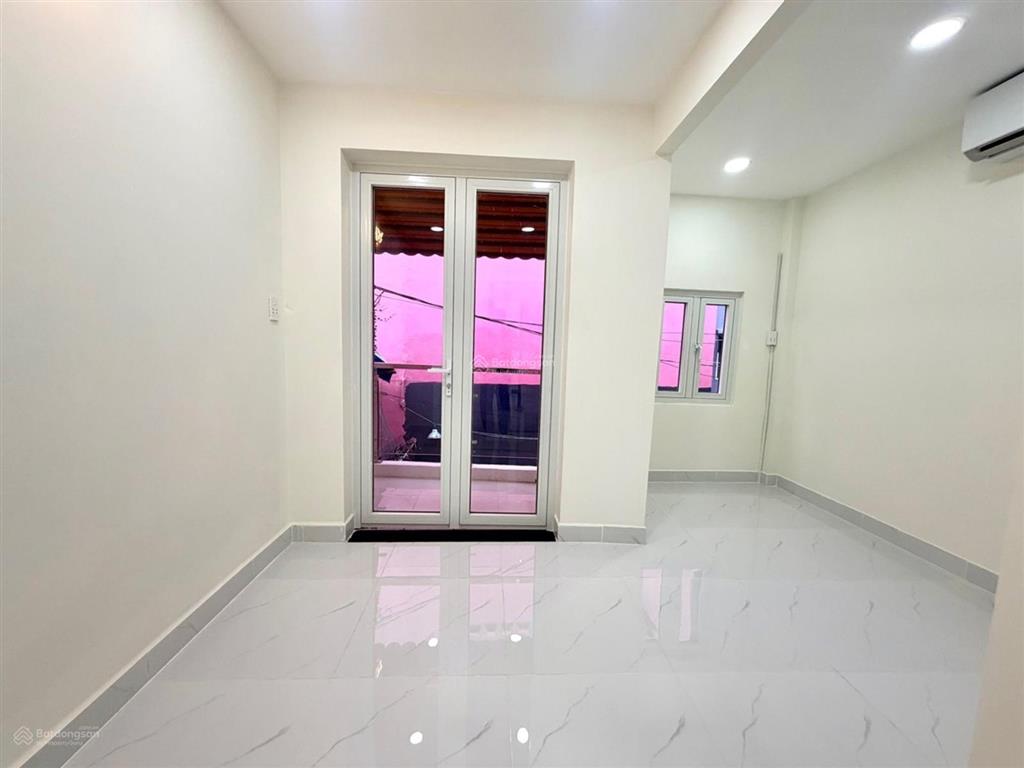 Chính chủ cho thuê chung cư cũ 100m2 lầu 1 ngay đề thám, công viên 23/9 giá 10tr
