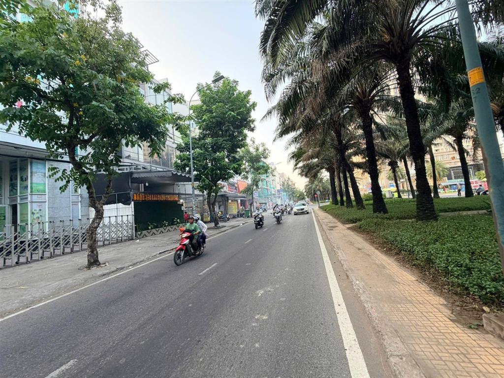 Bán tòa nhà mt 9a kdc trung sơnhầm 6 tầng 200m2 dòng tiền 140tr/thánggiá 58 tỷ 0789 162 ***