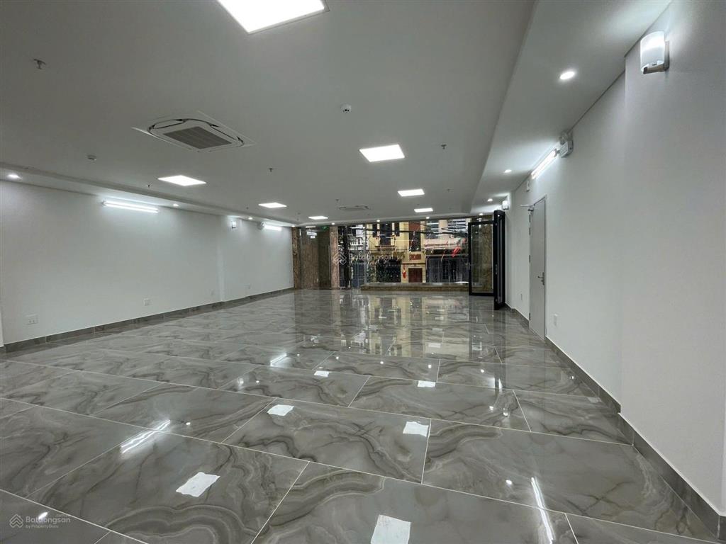 Cho thuê nhà mp quang trung, hà đông. dt 220m2, 8t, 1 hầm, có thang máy, nhà mới 100%. giá 260tr