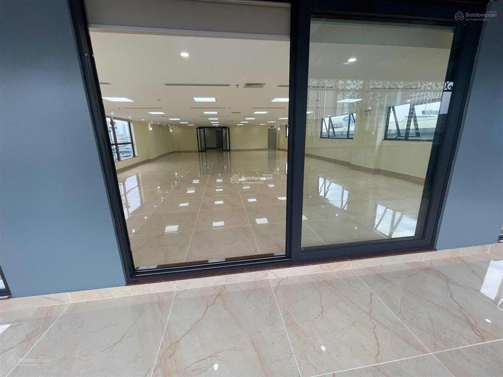 Cho thuê nhà mp quang trung, hà đông. dt 220m2, 8t, 1 hầm, có thang máy, nhà mới 100%. giá 260tr