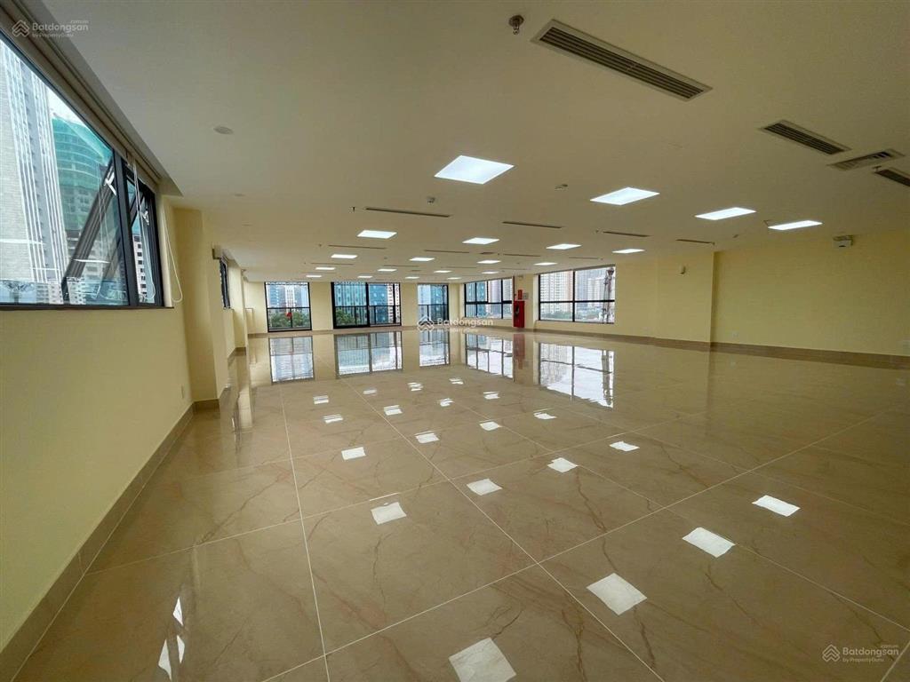 Cho thuê nhà mp quang trung, hà đông. dt 220m2, 8t, 1 hầm, có thang máy, nhà mới 100%. giá 260tr