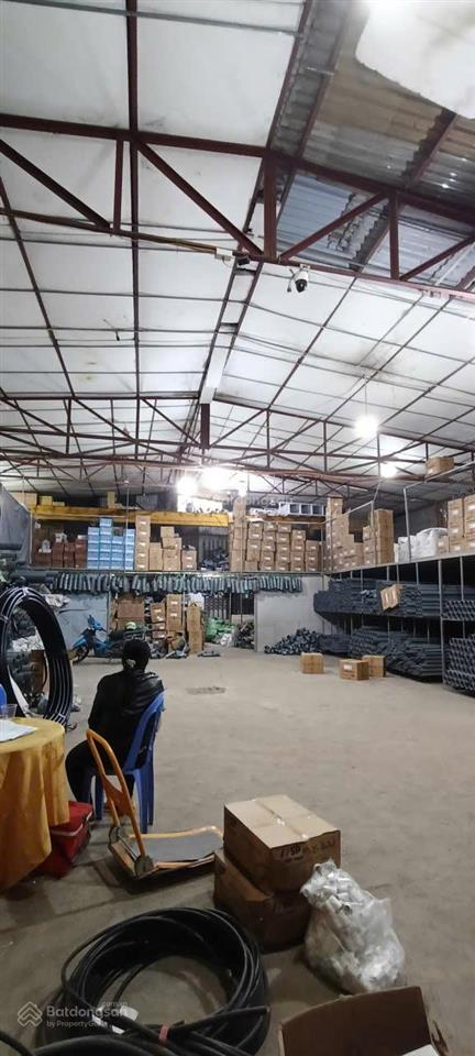Cho thuê kho đường hữu hưng, nam từ liêm. dt 450m, cao 6m, có điện 3fa, xe công đỗ cửa. giá 25tr/th