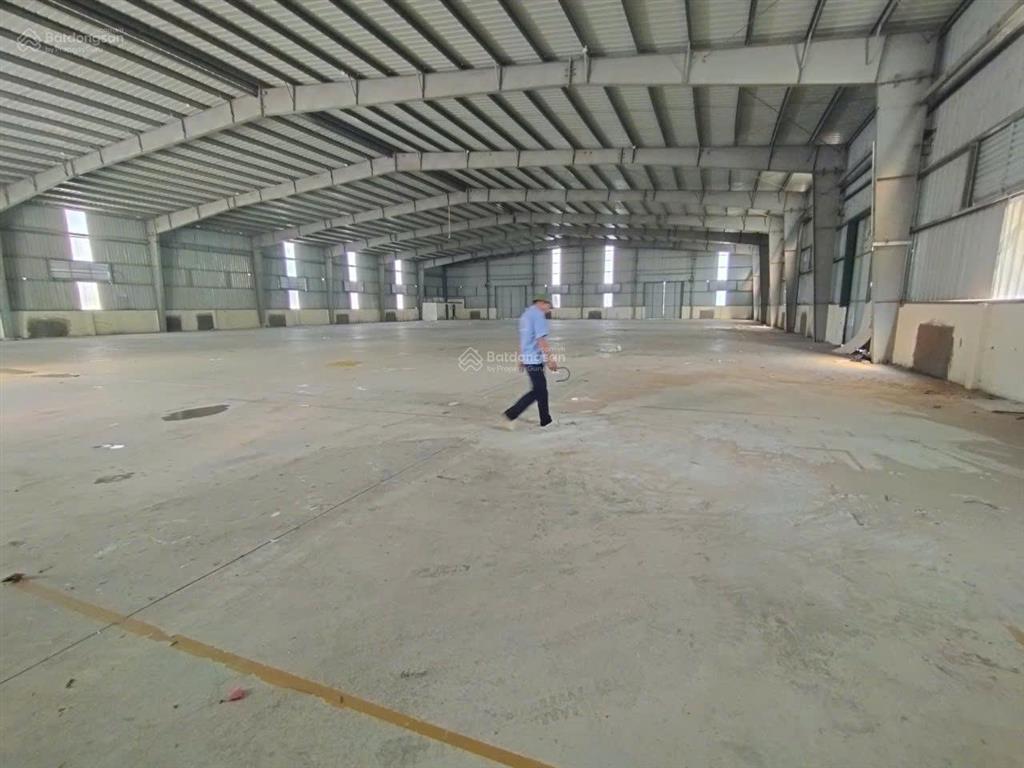 Cho thuê kho km8 đại lộ thăng long, hoài đức. dt 1300m2, cao 9m, xe công đỗ cửa. giá 65 nghìn/m2