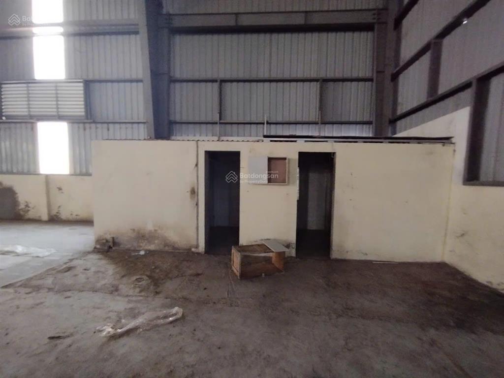 Cho thuê kho km8 đại lộ thăng long, hoài đức. dt 1300m2, cao 9m, xe công đỗ cửa. giá 65 nghìn/m2