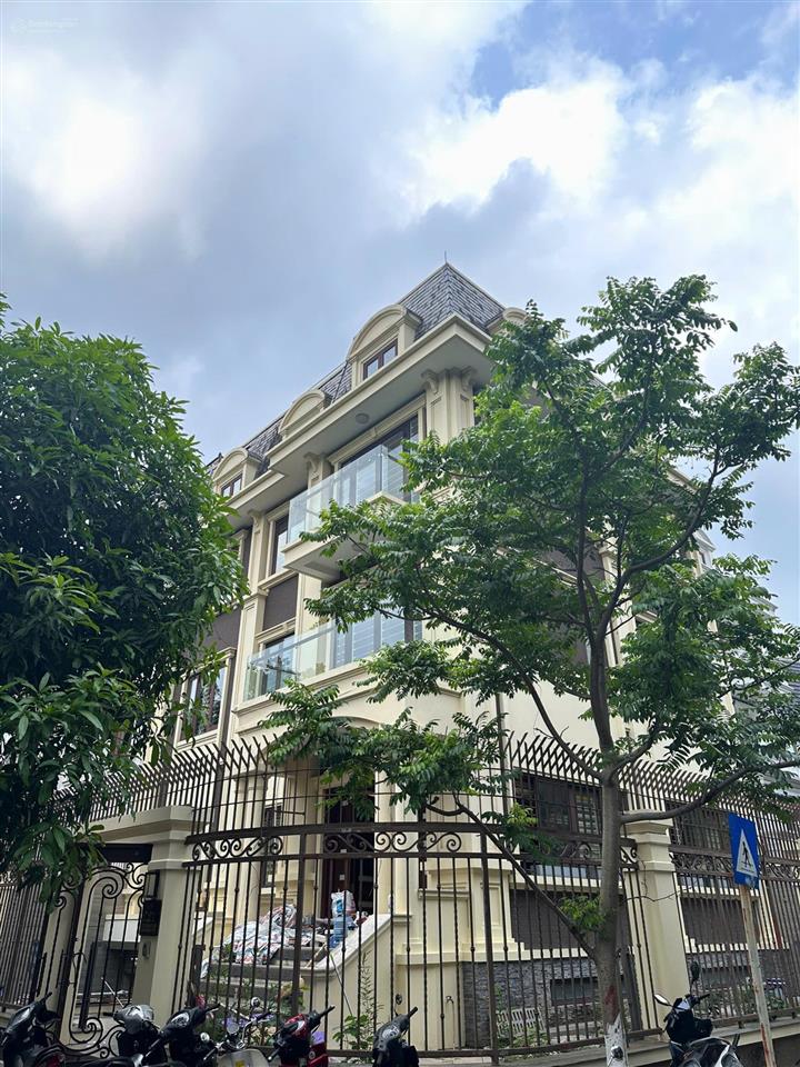 Cho thuê bt kđt thành phố giao lưu, bắc từ liêm. dt 220m, 4 tầng, 1 hầm, có thang máy. giá 55tr/th