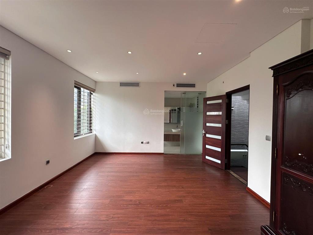 Cho thuê bt kđt thành phố giao lưu, bắc từ liêm. dt 220m, 4 tầng, 1 hầm, có thang máy. giá 55tr/th