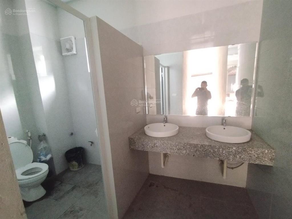 Cho thuê kho cụm cn từ liêm, từ liêm. dt 1300m2, 2t. có pccc tự động, công đỗ cửa. giá 120k/m2/th