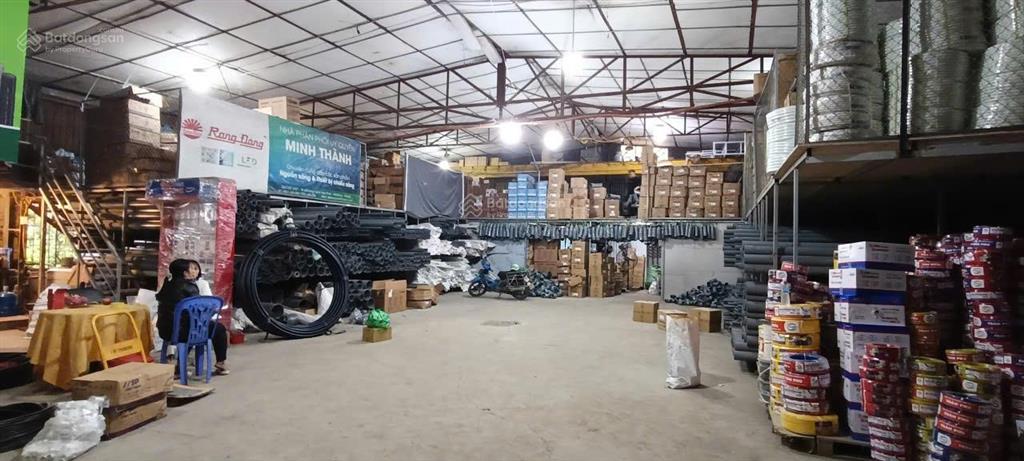 Cho thuê kho đường hữu hưng, nam từ liêm. dt 450m, cao 6m, có điện 3fa, xe công đỗ cửa. giá 25tr/th