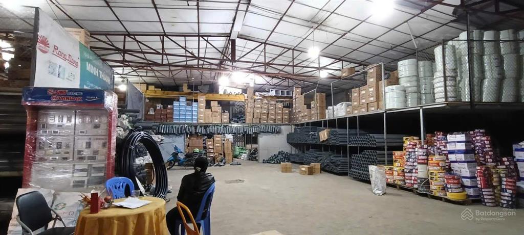 Cho thuê kho đường hữu hưng, nam từ liêm. dt 450m, cao 6m, có điện 3fa, xe công đỗ cửa. giá 25tr/th