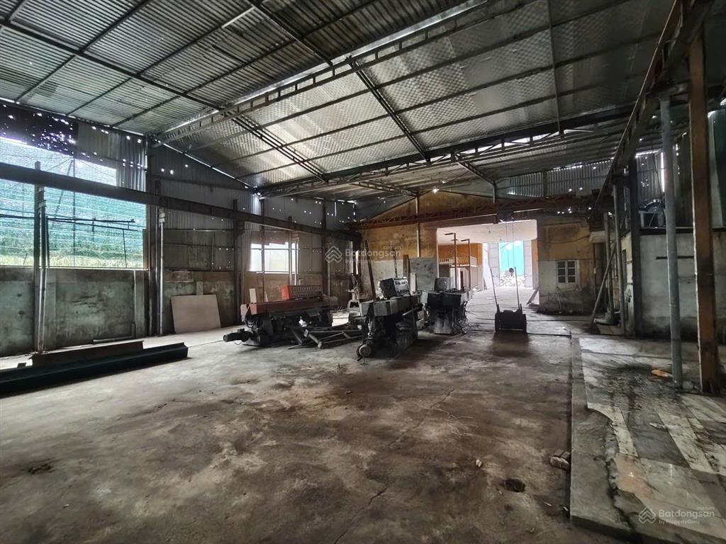 Cho thuê kho xã đông la, an khánh, hn. dt 600m, cao 6m có điện 3fa xe công đỗ cửa. giá 40tr/th