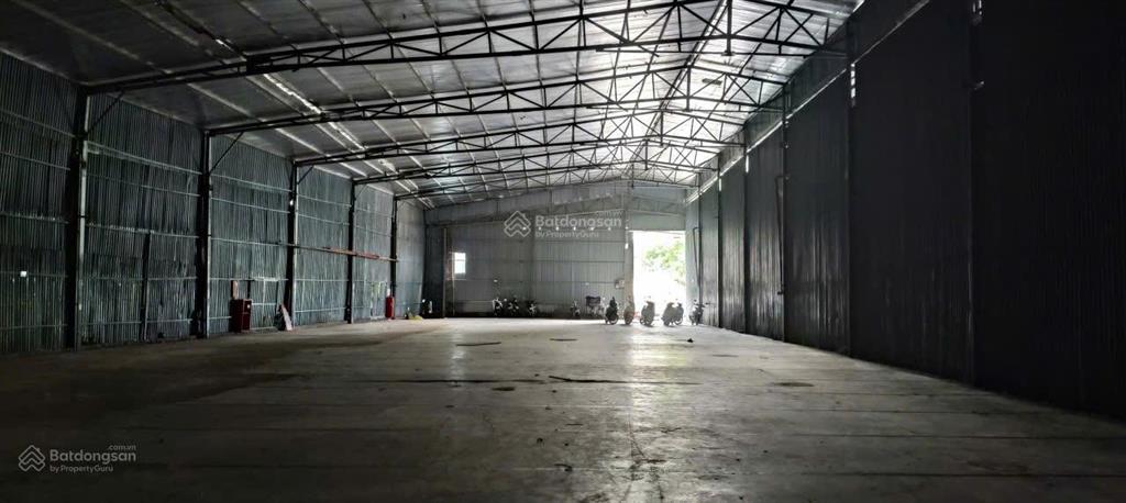 Cho thuê kho đường phú diễn, từ liêm, hn. dt 900m2, cao 7m, có điện 3fa, công đỗ cửa. giá 100k/m/th