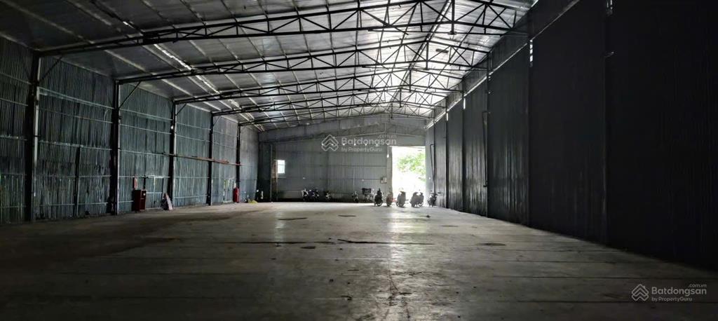 Cho thuê kho đường phú diễn, từ liêm, hn. dt 900m2, cao 7m, có điện 3fa, công đỗ cửa. giá 100k/m/th