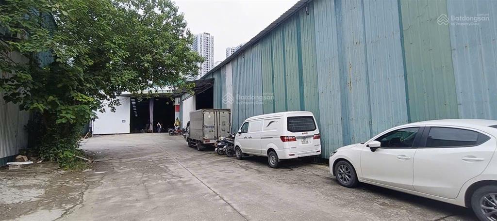 Cho thuê kho đường phú diễn, từ liêm, hn. dt 900m2, cao 7m, có điện 3fa, công đỗ cửa. giá 100k/m/th