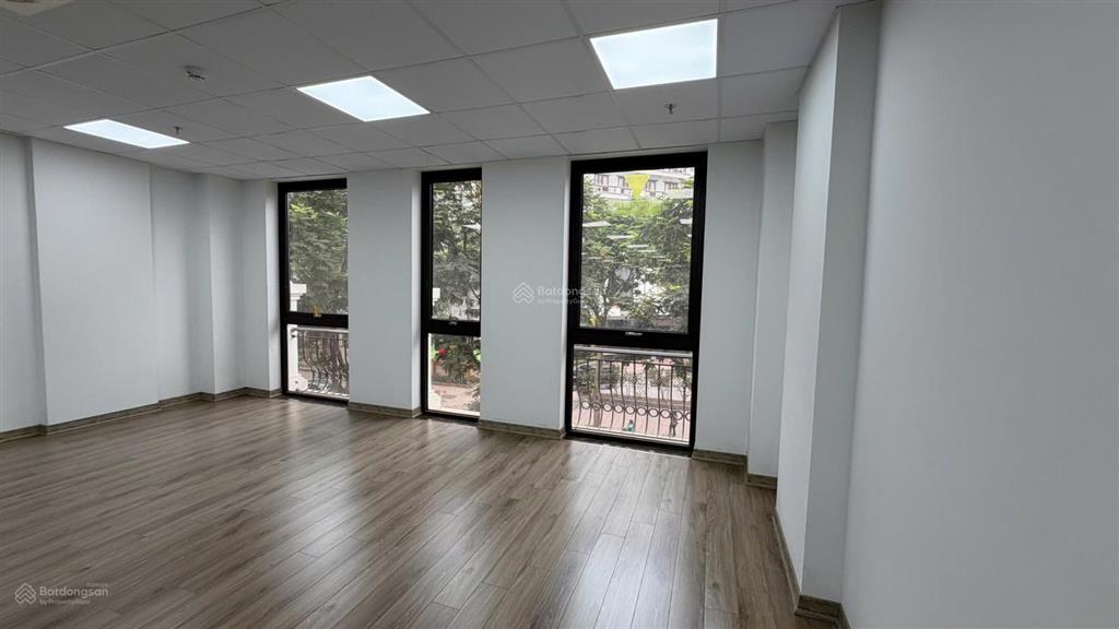 Cho thuê văn phòng hoàng văn thái diện tích 110m2, giá 18tr/th view full kính