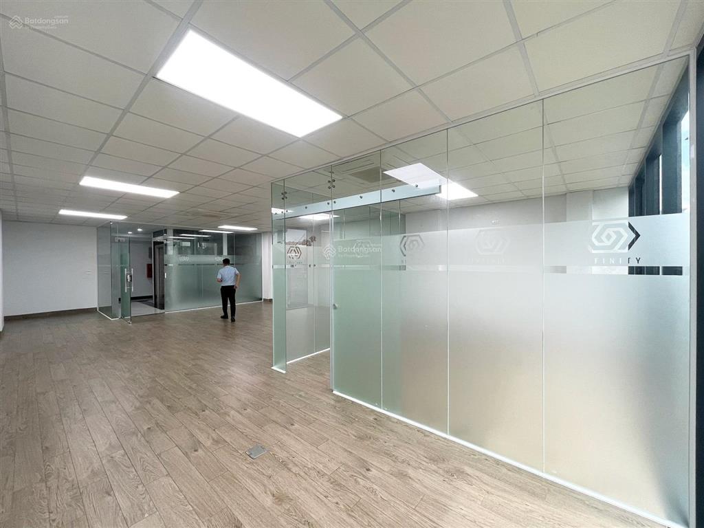 Chú huy có văn phòng mặt thoáng full kính ngõ 73 thái hà 100m2 giá 17.5 triệu