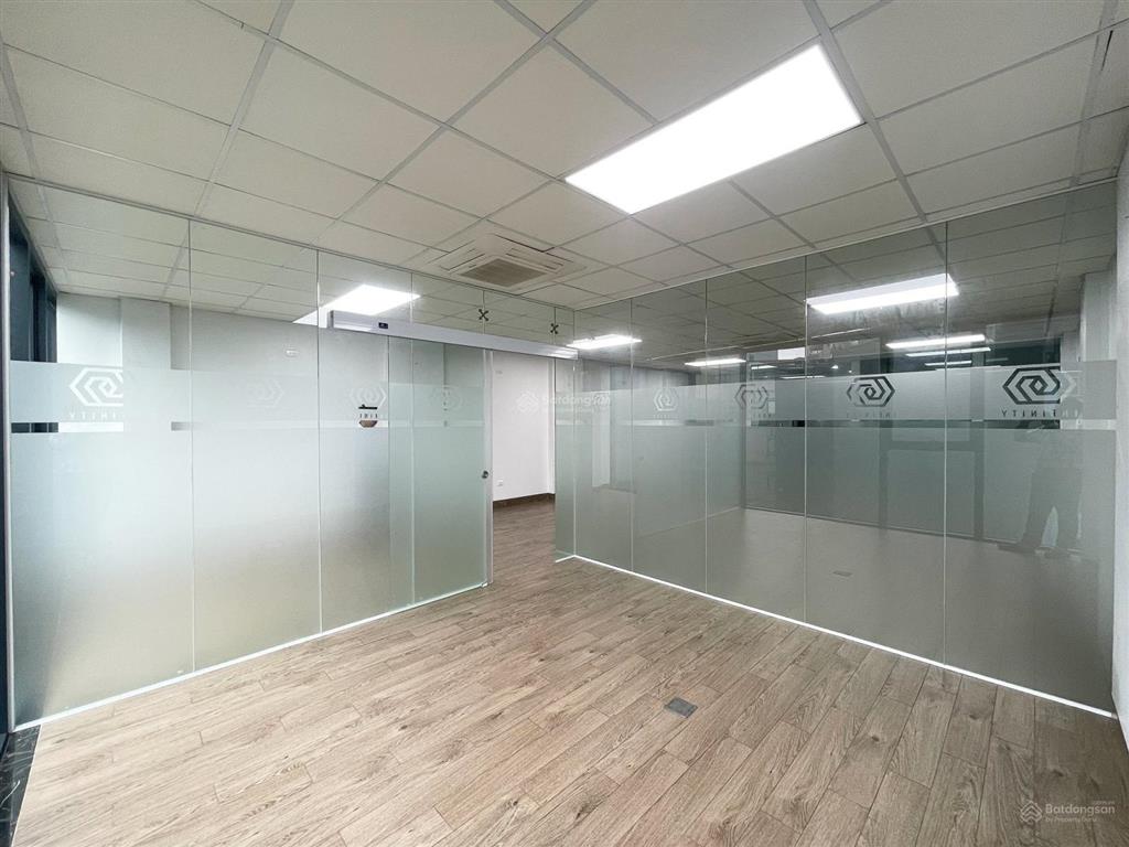 Chú huy có văn phòng mặt thoáng full kính ngõ 73 thái hà 100m2 giá 17.5 triệu