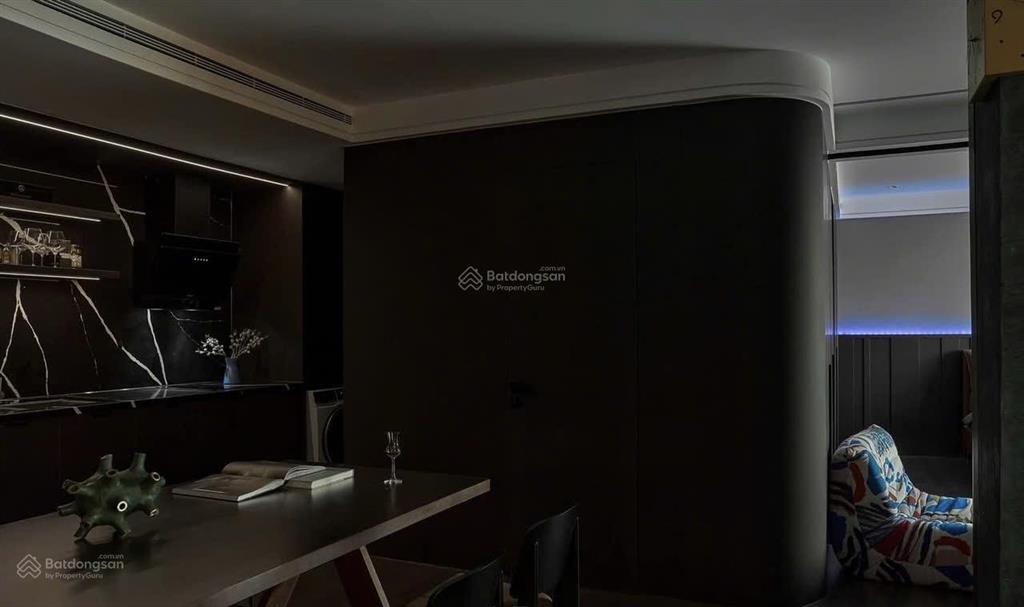 Bán căn 2pn2wc tim tường 84m2, thông thuỷ 76m2 đập thông làm 1pn, nội thất cao cấp, tầng cao