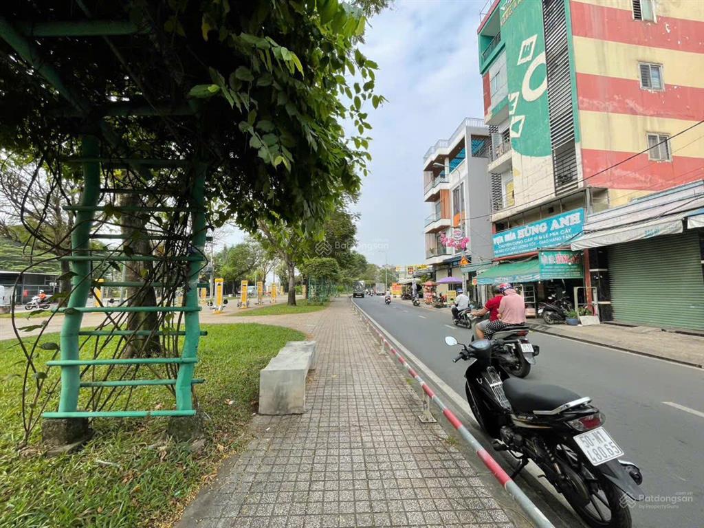 Bán nhà 4,5 tấm mặt tiền kinh doanh đường kênh nước đen đối diện công viên  3.8x18m  giá 9.5 tỷ