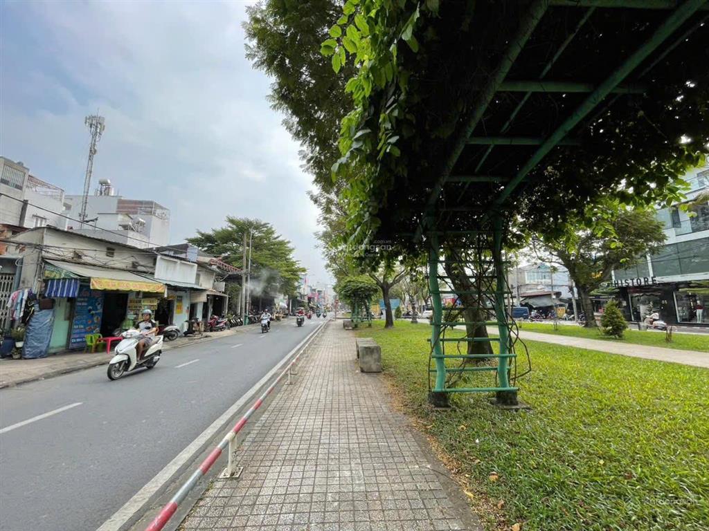 Bán nhà 4,5 tấm mặt tiền kinh doanh đường kênh nước đen đối diện công viên  3.8x18m  giá 9.5 tỷ