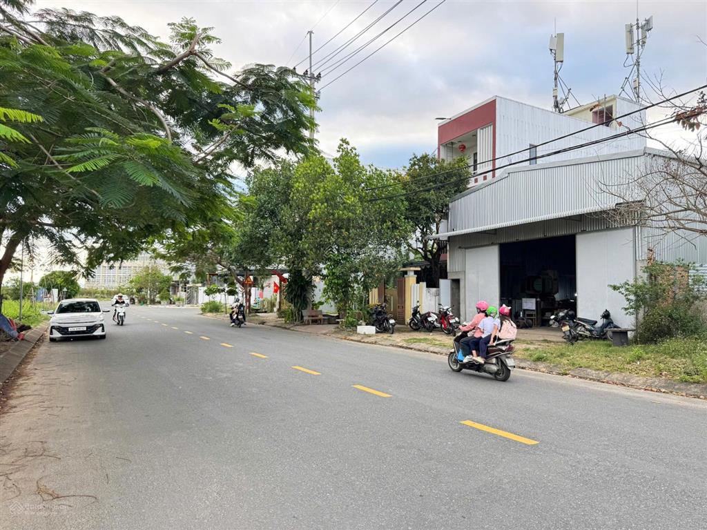 Bán 3 lô liền kề dương loan đường 10m5  đối diện sân vận động hòa xuân