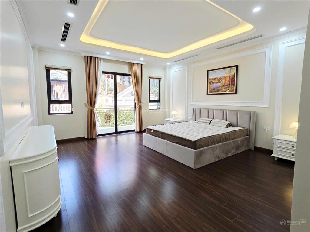 Gấp gấp ! cần thanh khoản trong tháng  hoa hậu long biên  khu phân lô quân đội  7 tầng thang máy