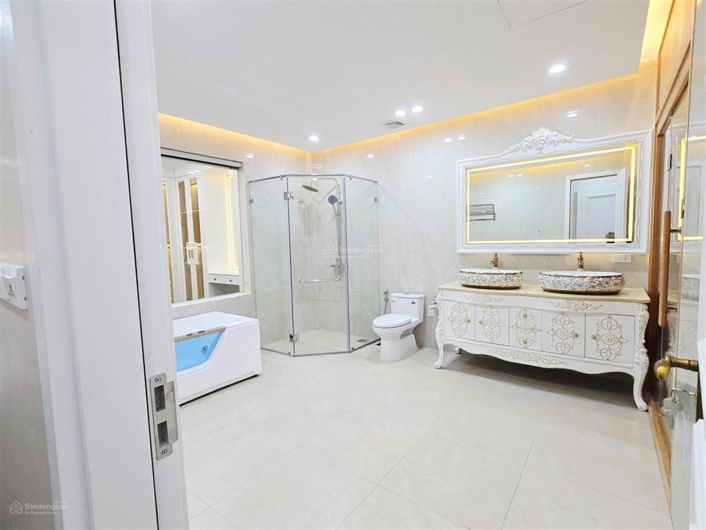 Gấp gấp ! cần thanh khoản trong tháng  hoa hậu long biên  khu phân lô quân đội  7 tầng thang máy