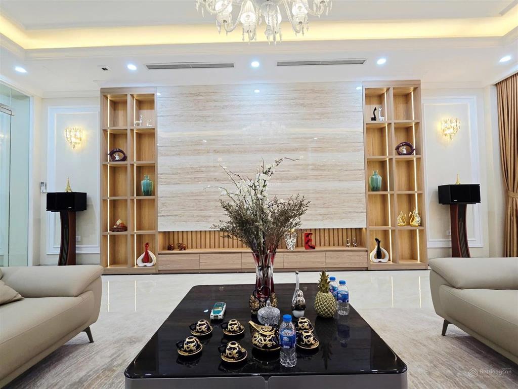 Gấp gấp ! cần thanh khoản trong tháng  hoa hậu long biên  khu phân lô quân đội  7 tầng thang máy