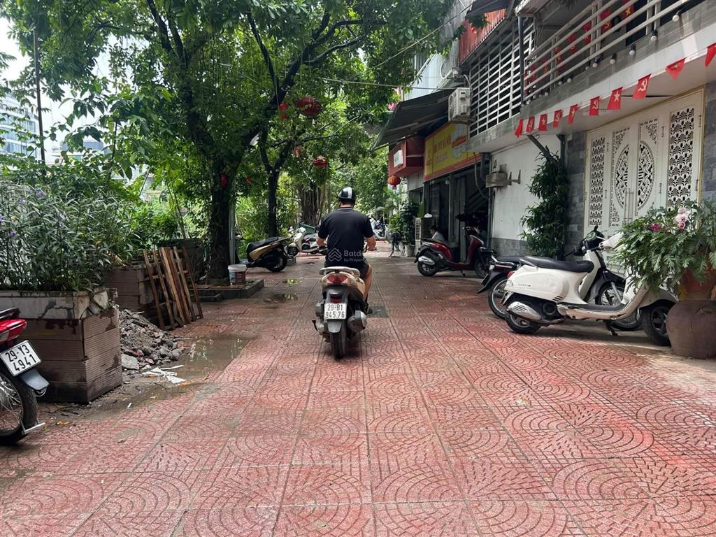 Chính chủ cần bán gấp mảnh đất siêu đẹp phố đội cấn  nhà hướng mặt hồ thoáng mát đẹp long lanh.
