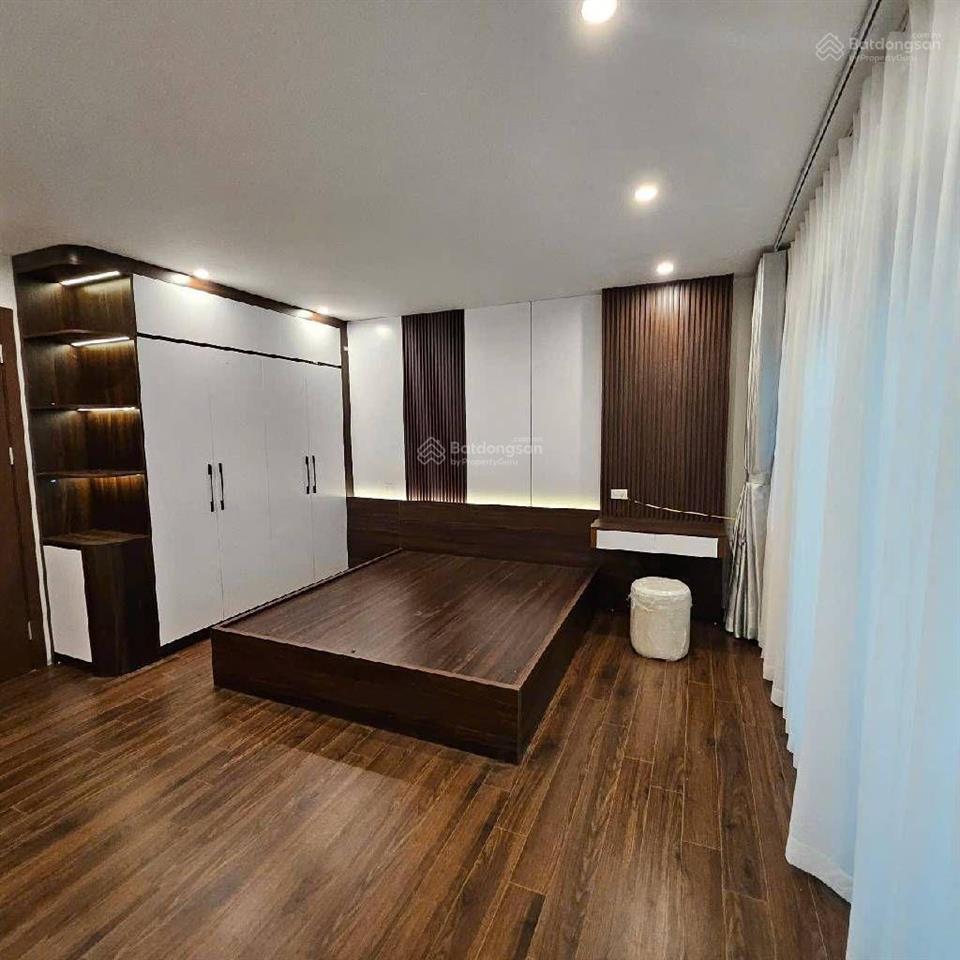 Siêu phẩm thang máy  full nội thất  3 bước ô tô tránh.