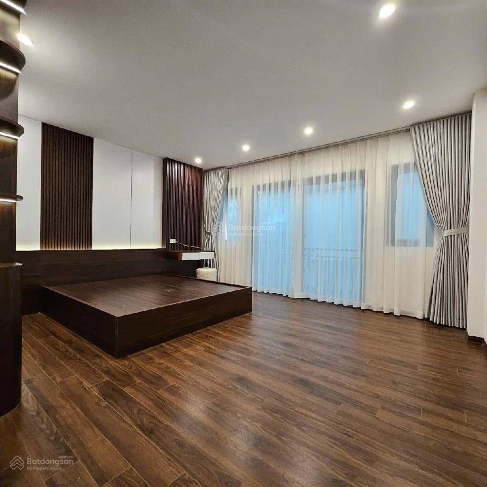 Siêu phẩm thang máy  full nội thất  3 bước ô tô tránh.