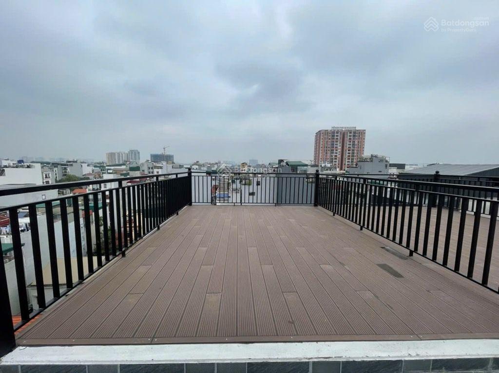 Nhà mới 8 tầng  thang máy xịn  full nội thất  gara 2 oto  gần phố.