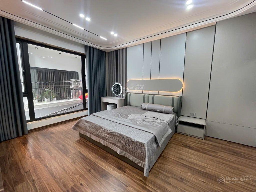 Nhà mới 8 tầng  thang máy xịn  full nội thất  gara 2 oto  gần phố.