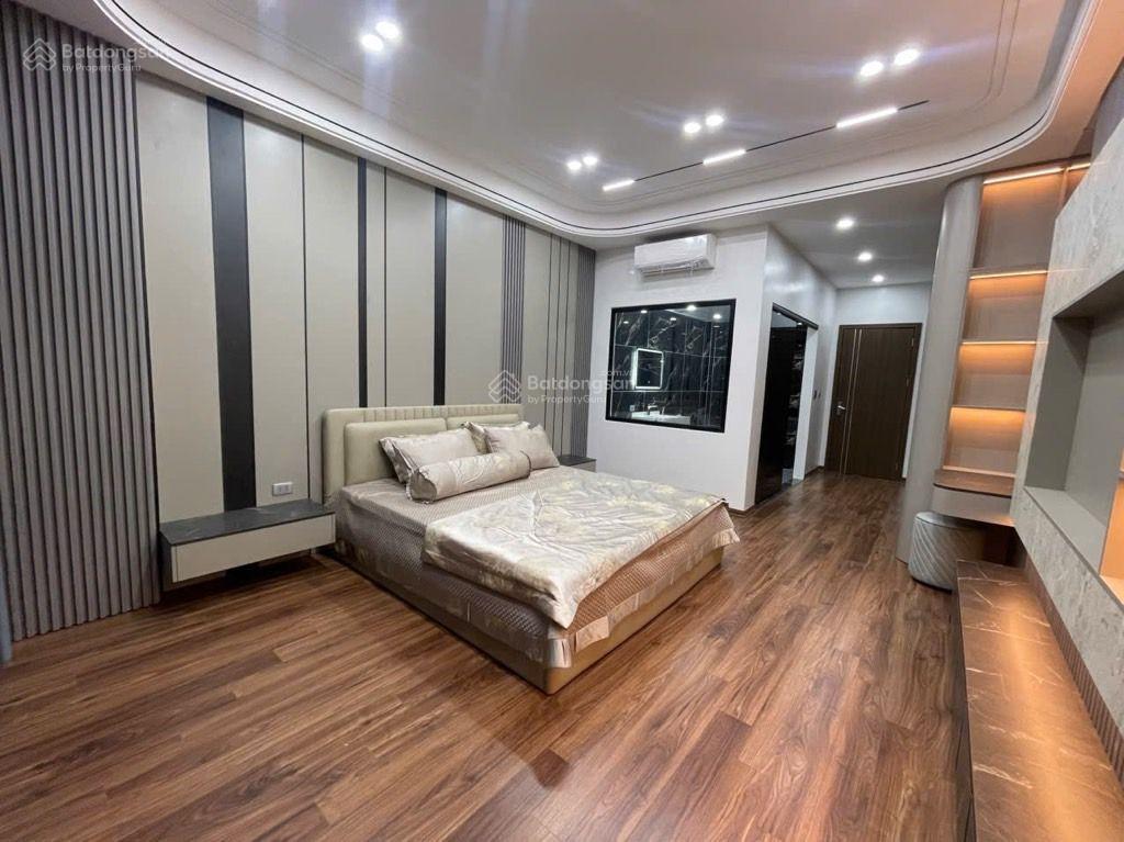 Nhà mới 8 tầng  thang máy xịn  full nội thất  gara 2 oto  gần phố.