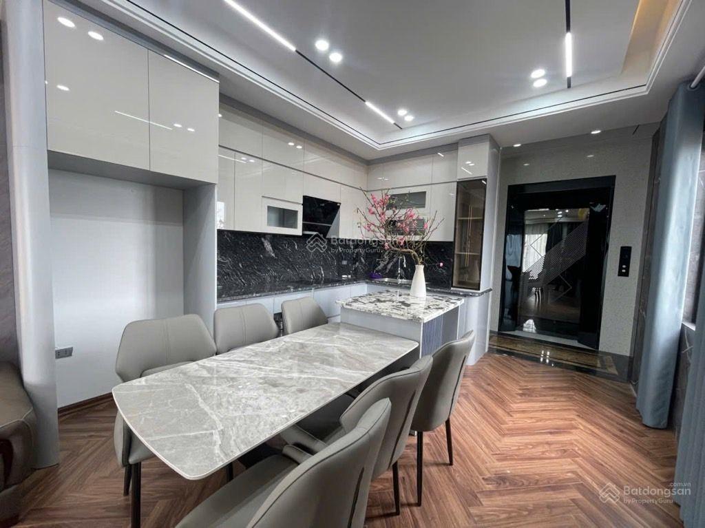Nhà mới 8 tầng  thang máy xịn  full nội thất  gara 2 oto  gần phố.