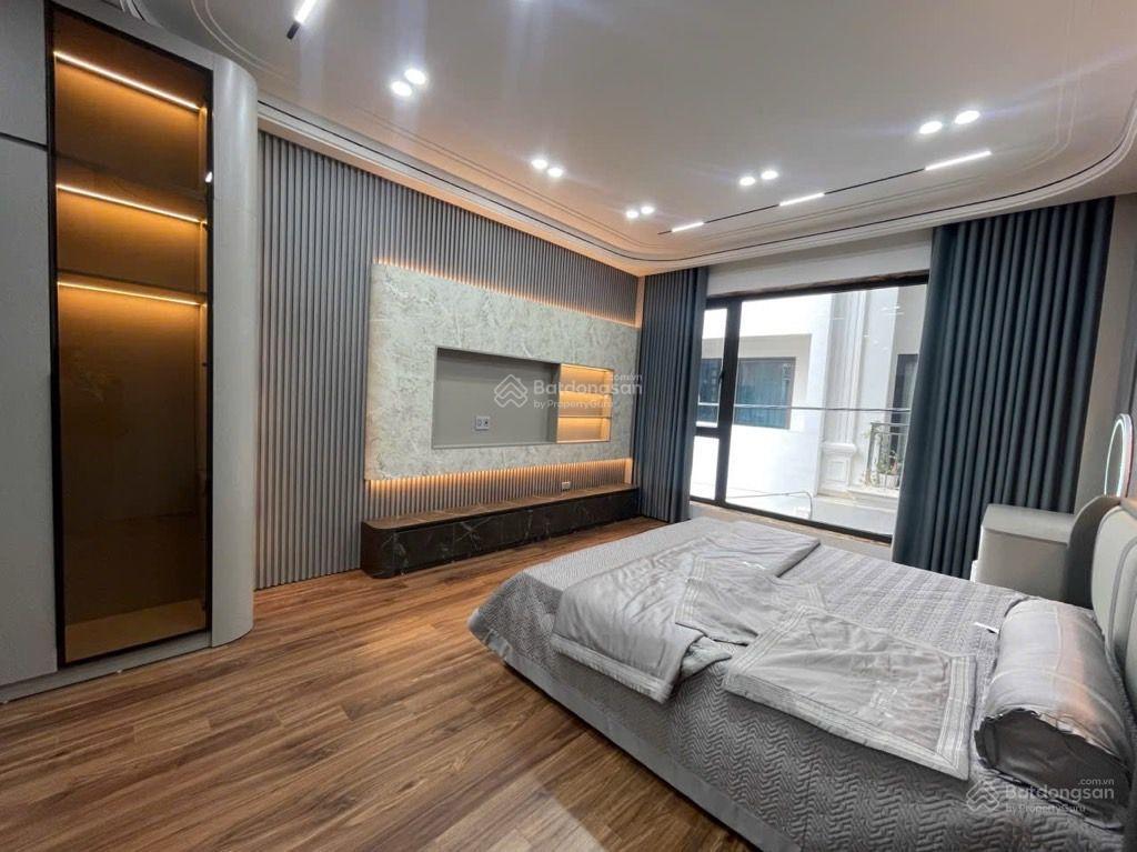 Nhà mới 8 tầng  thang máy xịn  full nội thất  gara 2 oto  gần phố.